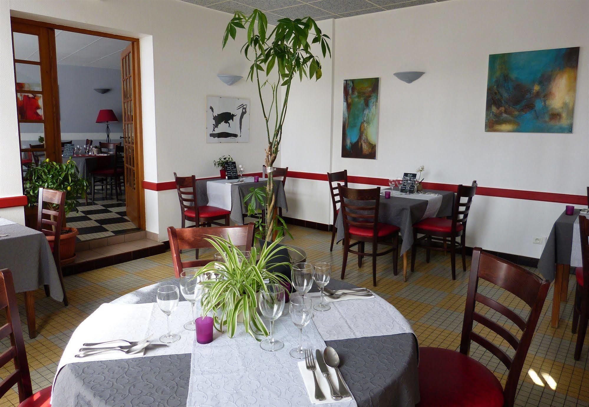 Hotel Restaurant Du Commerce Estang ภายนอก รูปภาพ