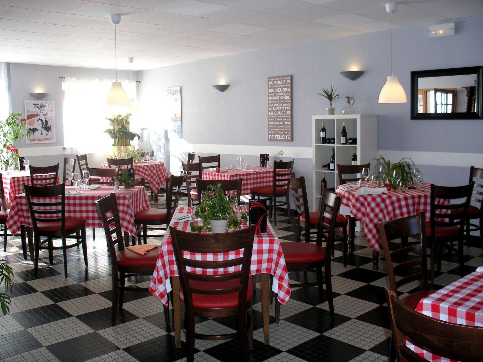 Hotel Restaurant Du Commerce Estang ภายนอก รูปภาพ